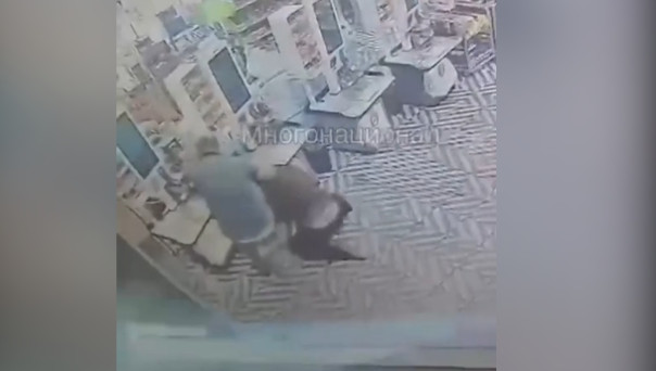 Азербайджанец напал на охранника-инвалида, отказавшись платить за яблоко