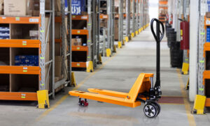 Платформенные и гидравлические тележки: где применяются и чем отличаются?