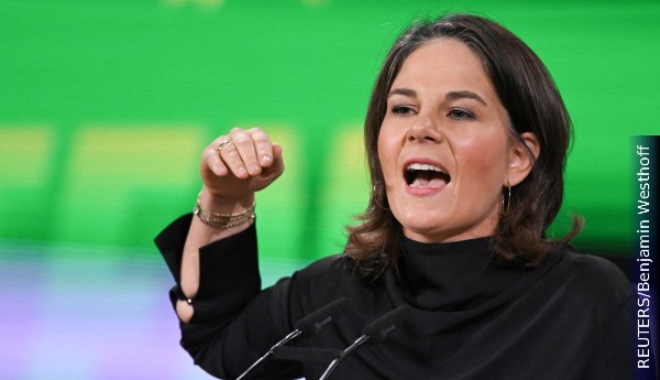 Лицемерная тварь Бербок призвала привлечь к ответственности и судить Путина