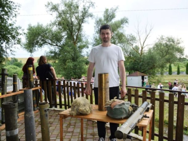 На Западной Украине детей заставили водить хоровод вокруг горящего изображения Путина