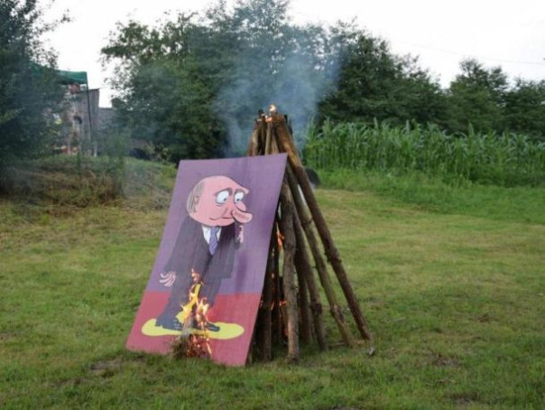 На Западной Украине детей заставили водить хоровод вокруг горящего изображения Путина