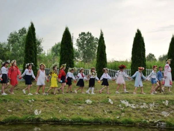 На Западной Украине детей заставили водить хоровод вокруг горящего изображения Путина