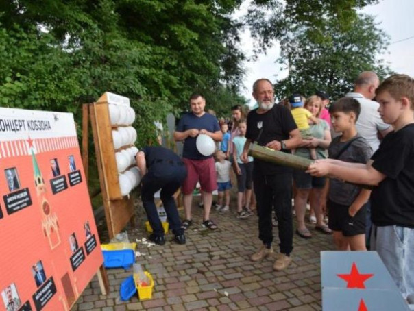 На Западной Украине детей заставили водить хоровод вокруг горящего изображения Путина