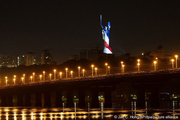 "Родину-мать" в Киеве подсветили в цвета флага США
