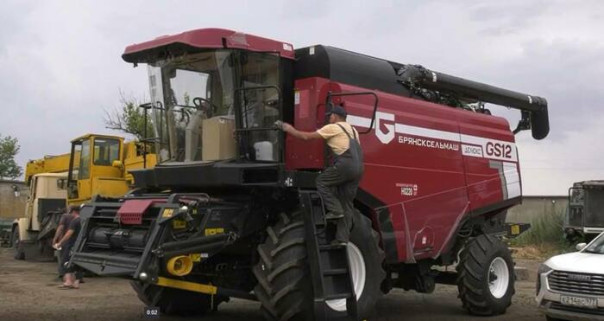 "Росагролизинг" доставил первую партию сельхозтехники в ЛНР для сбора зерновых