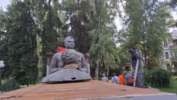В Полтаве демонтировали памятники Пушкину и Ватутину
