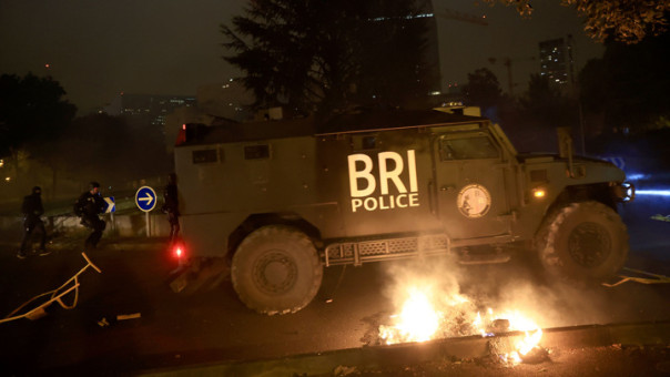 Во Франции полиция задержала почти тысячу погромщиков