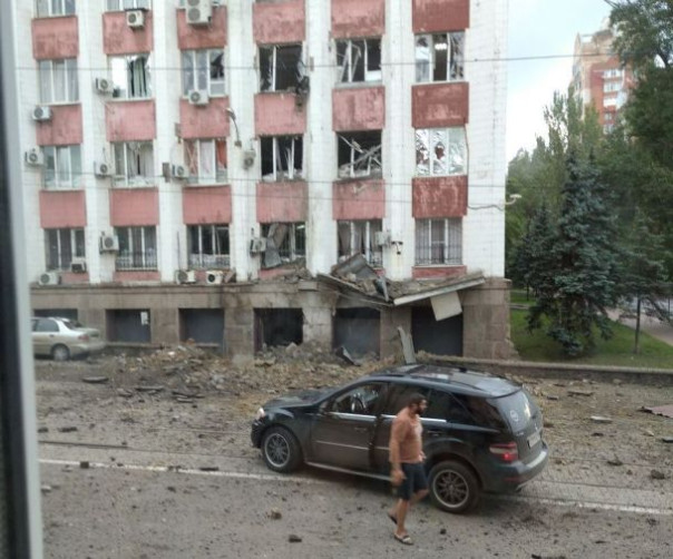 За последние три часа по центру Донецка выпущено около 20 снарядов калибра 155 миллиметров и РСЗО