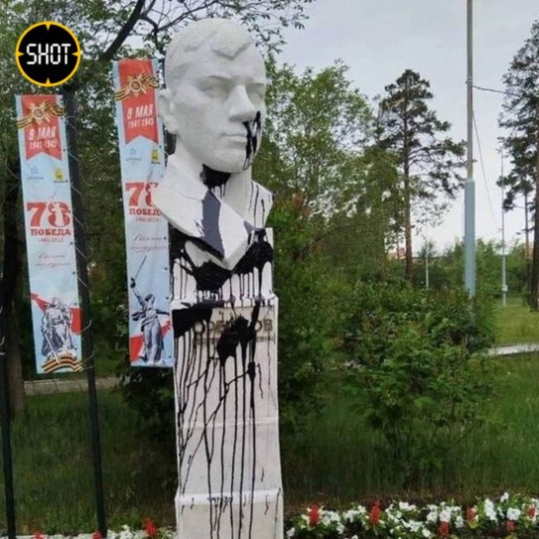 Житель Бурятии за $100 облил краской памятник Герою СССР. Теперь ему грозит три года колонии и штраф в ₽3 млн.
