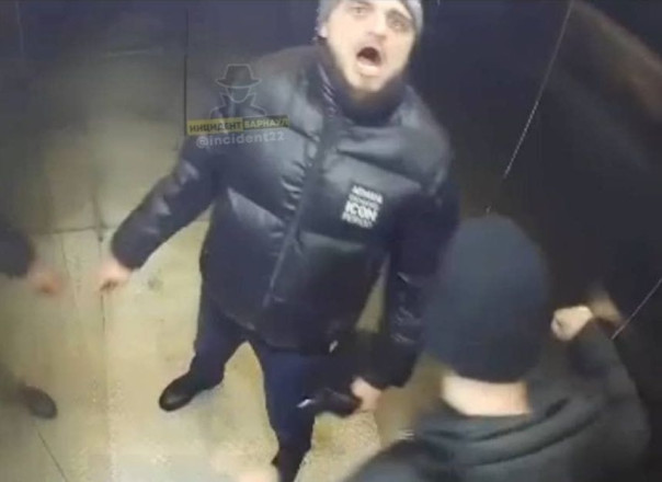 Эльдар Гумаров который пнул елку в подъезде и угрожал соседям стал фигурантом уголовного дела