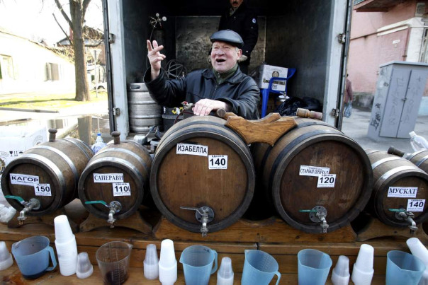 Пить дать: в России намерены узаконить продажу алкоголя на рынках