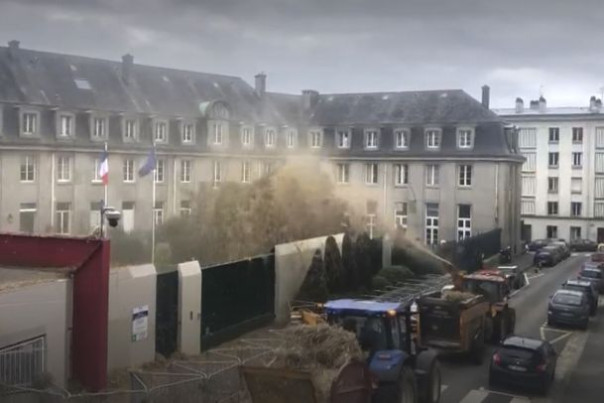 Протесты вооруженных навозом французских фермеров поддержали ассенизаторы