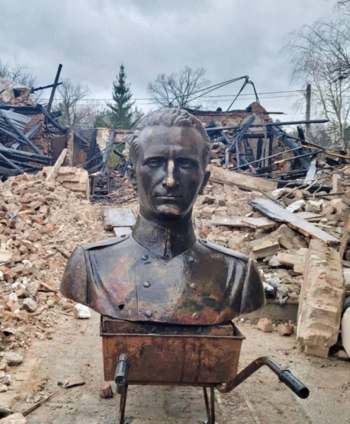 Служба безопасности Украины задержала жителя Львова, который сдал в пункт приёма металлолома бюст Романа Шухевича