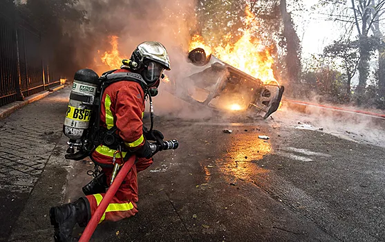 Во Франции в новогоднюю ночь сожгли 745 автомобилей