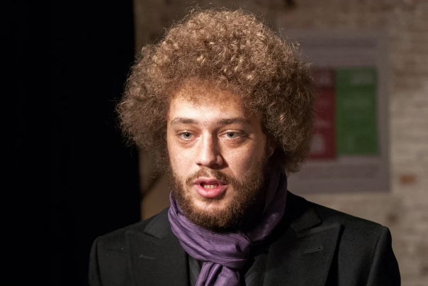 Блогера-иноагента Илью Варламова* ищут российские приставы из-за миллионного долга. Он накопился после закрытия его ресторана "Варламов есть".