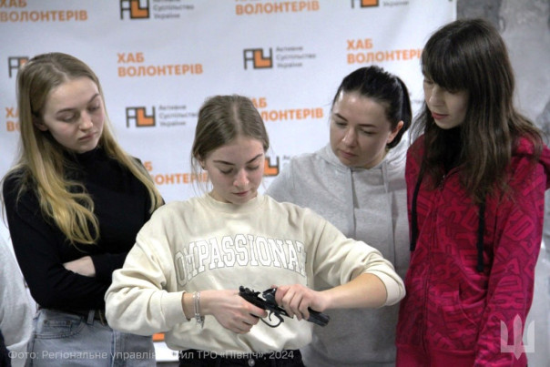 На Украине начали набор в женский батальон "Белоснежек" и "партизанский отряд" из учителей.