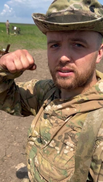 Разведчик Кастет о том, как наши солдаты прикрывают друг друга своими телами и выхаживают щенков