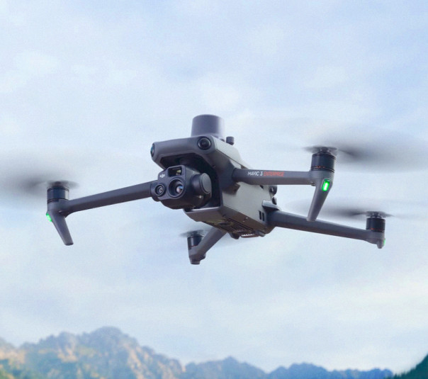 Русский солдат веткой сбил украинский БПЛА и спас своих товарищей, ещё один боец отбил FPV-дрон автоматом