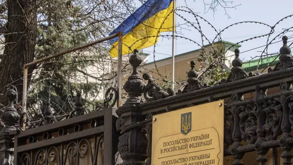 Зеркально по неонацистам. Задние украинского посольства в Москве возвращается России