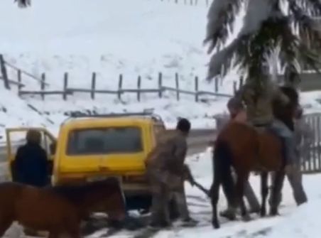 Мужики на "Ниве" сбили ТЦКашников, потом подрехтовали им машину и малость попинали могилизаторов
