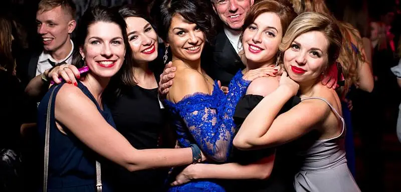 Искусство ведущих мероприятий: привлечение аудитории харизмой и мастерством