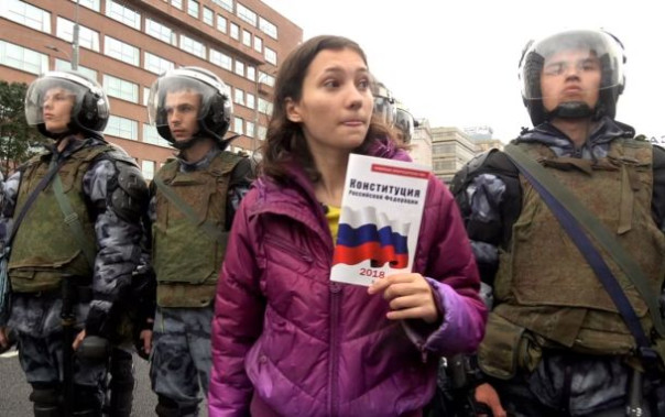 Суд заочно арестовал &laquo;девочку с Конституцией&raquo; Ольгу Мисик &mdash; она поддерживала террористку Трепову, убившую Владлена Татарского и ранившую десятки людей