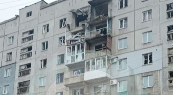 Украинский беспилотник нанес удар по многоэтажке в Алчевске (ЛНР)