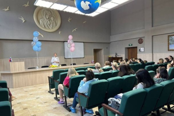 Путин по видеосвязи открыл в Донецке новый перинатальный центр