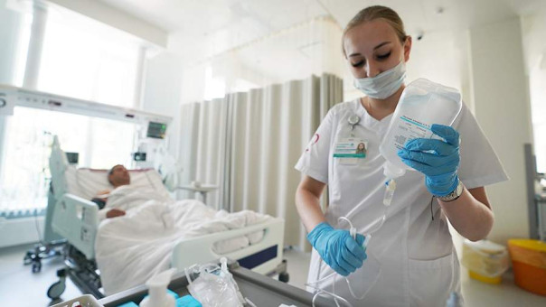 Путин поручил регионам направлять на зарплаты медикам полученные через ОМС средства