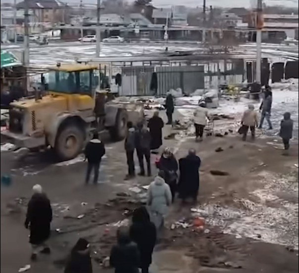 Радикальное решение проблемы: трактор снёс нелегальные торговые точки  в Новосибирске