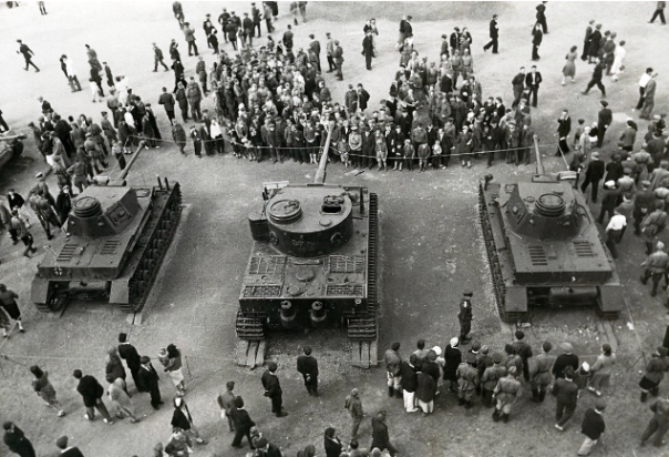 В западной прессе не утихает вой по поводу выставки с затрофеенной вражеской техникой