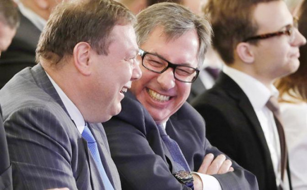 Запад начинает снимать санкции с русских олигархов. В обмен на что?