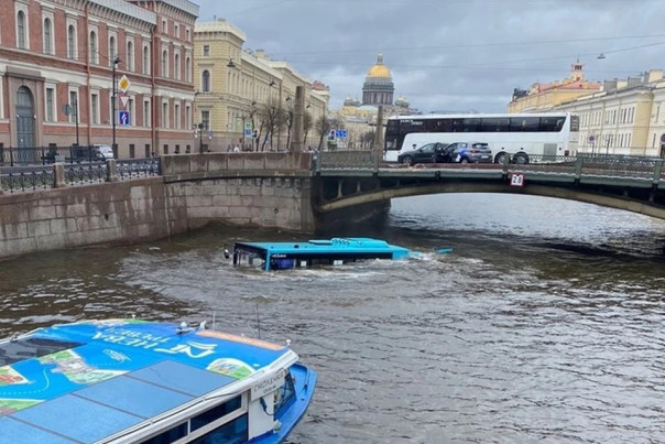"По-братски": уставший таджик утопил в Мойке 20 пассажиров автобуса