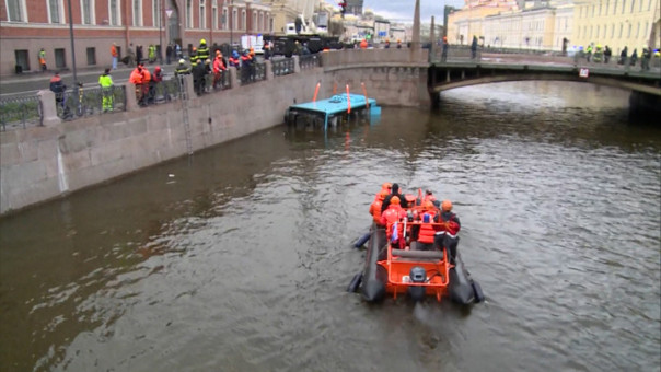 По делу о падении автобуса в Мойку задержан начальник автоколонны ООО "Такси"