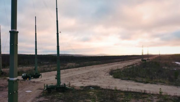 Россия начала ставить огромные вышки высотой с 9-этажный дом вдоль своей границы