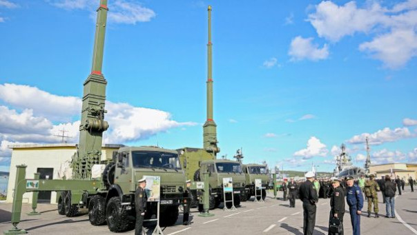 Россия начала ставить огромные вышки высотой с 9-этажный дом вдоль своей границы