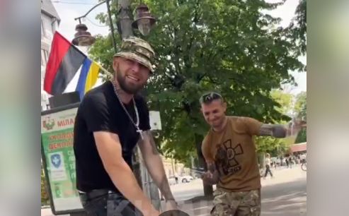 "ТЦК - 3,14дерасты!" - бежавшие из ВСУ военные сняли оскорбительное видео на фоне флагов Украины и УПА в Хмельницком