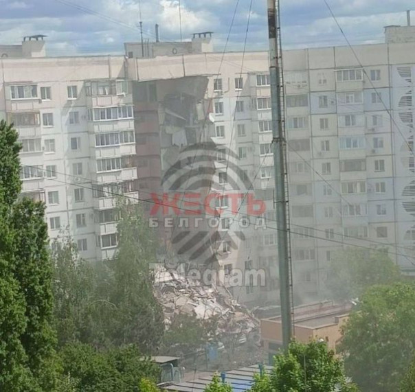 В Белгороде рухнул подъезд жилой многоэтажки после попадания снаряда укрофашистов