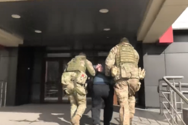 В Иркутске полицейские задержали ценнейшего иностранного специалиста, который 26 лет назад отрезал головы военнослужащим в своей стране