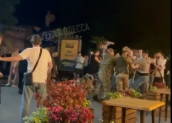 В Одессе, в Аркадии, произошло крупное побоище между военными и гражданскими