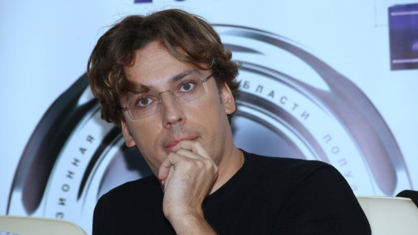 Галкина* не узнать: Шутки про русских пропали, появились "разговоры о важном". Лицедей срочно ищет "ту дверь"