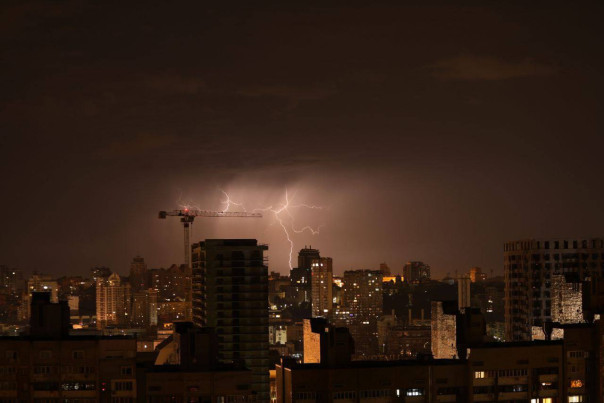 Массированная атака под гром и молнии: ракеты и дроны атаковали объекты в Киеве, взрывы прозвучали в нескольких областях Украины