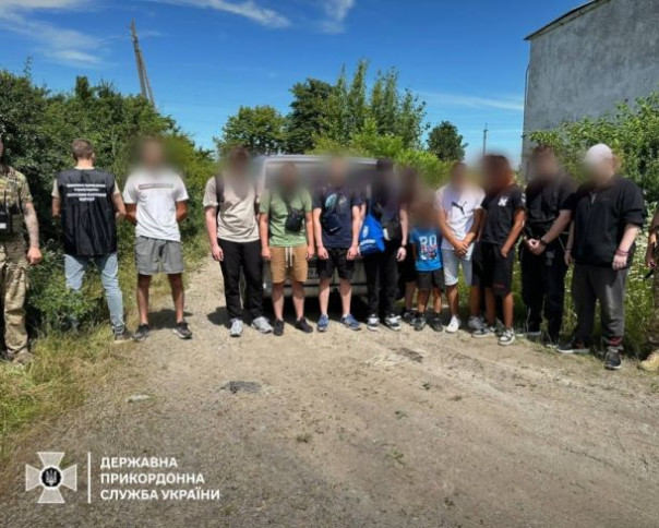 Украинцам перестали продавать резиновые лодки без военного билета