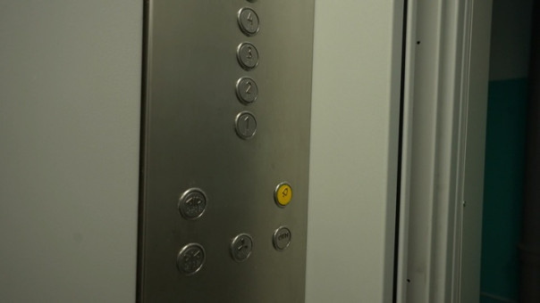 В Московской области мигрант чуть не изнасиловал девочку в лифте.