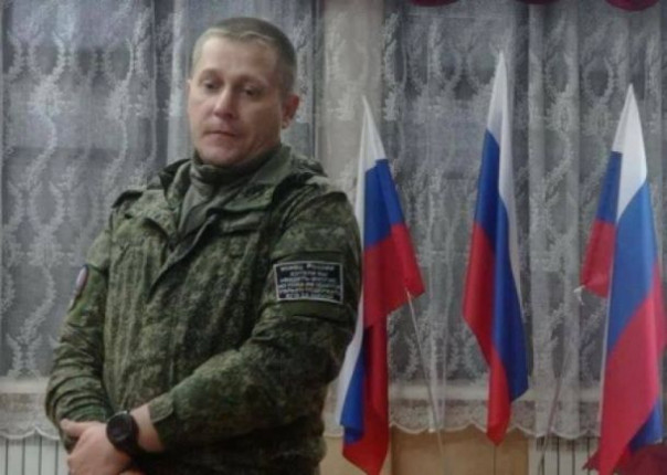 Боец СВО пришёл на встречу с детьми с шевроном о &laquo;конце России за щекой&raquo;