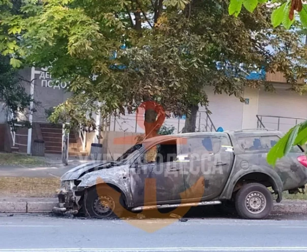 Одесса: К ежедневным поджогам авто ТЦК добавились горящие могилы ВСУшников