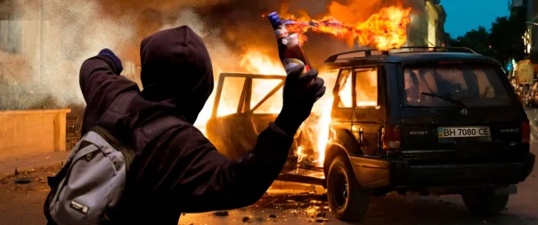 Одесса: К ежедневным поджогам авто ТЦК добавились горящие могилы ВСУшников