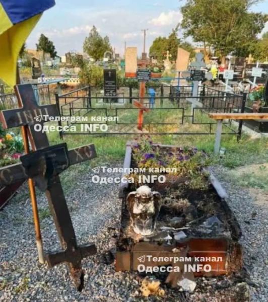 Одесса: К ежедневным поджогам авто ТЦК добавились горящие могилы ВСУшников
