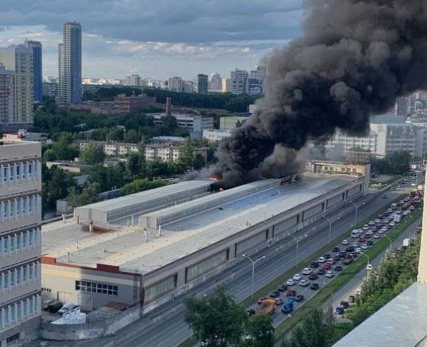 В Екатеринбурге загорелся цех химматериалов &laquo;НПО автоматики&raquo;, которое входит в &laquo;Роскосмос&raquo;