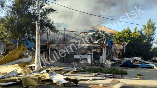 В результате обстрела ВСУ в Киевском районе Донецка полностью уничтожен магазин сети &laquo;Первый республиканский супермаркет&raquo;